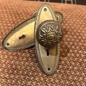 Vintage Brass Door Knob Set with 2 Knobs and 2 Oval Backplates with Rod